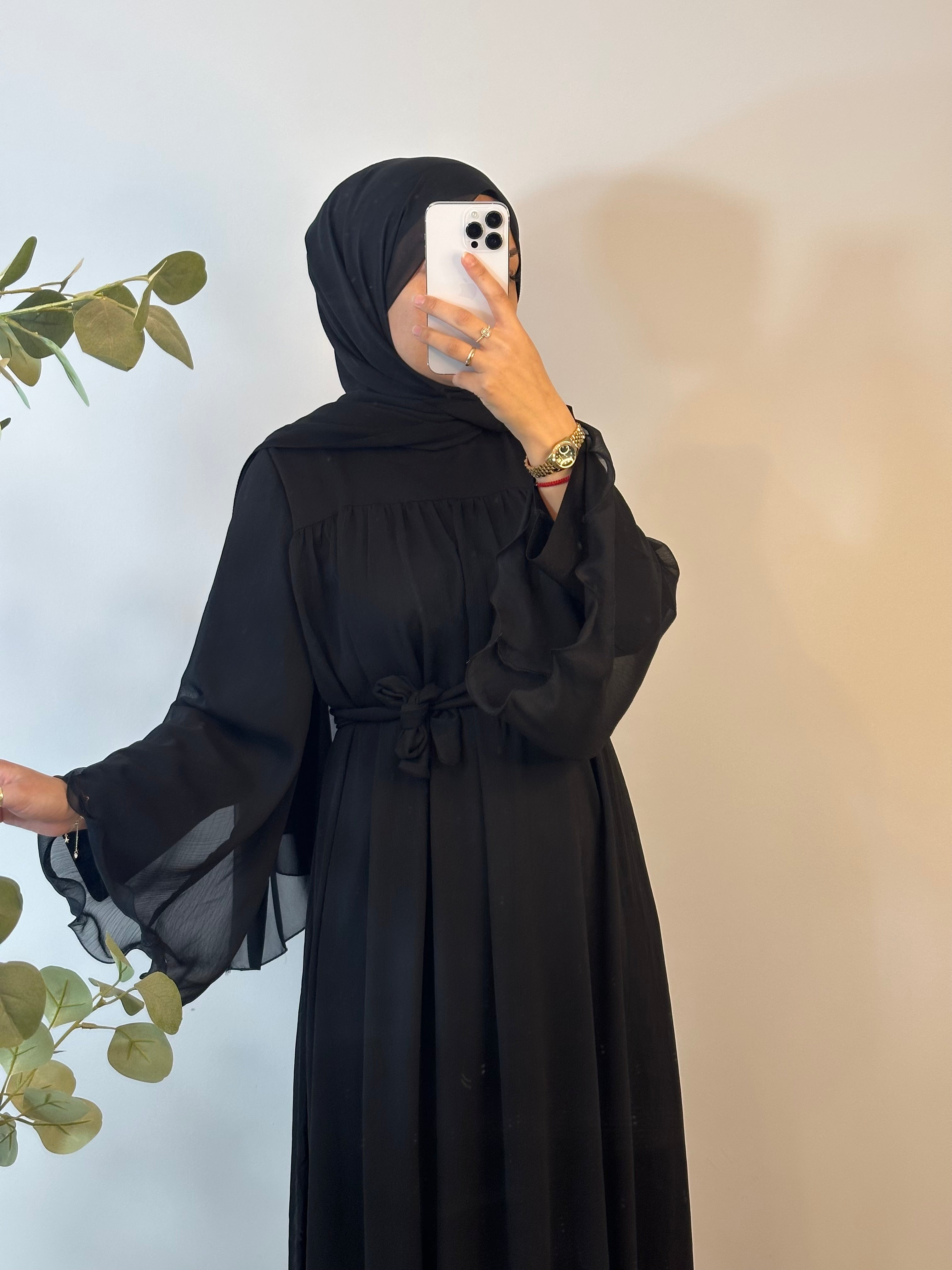 Schwarzes Maxikleid mit Volantärmeln