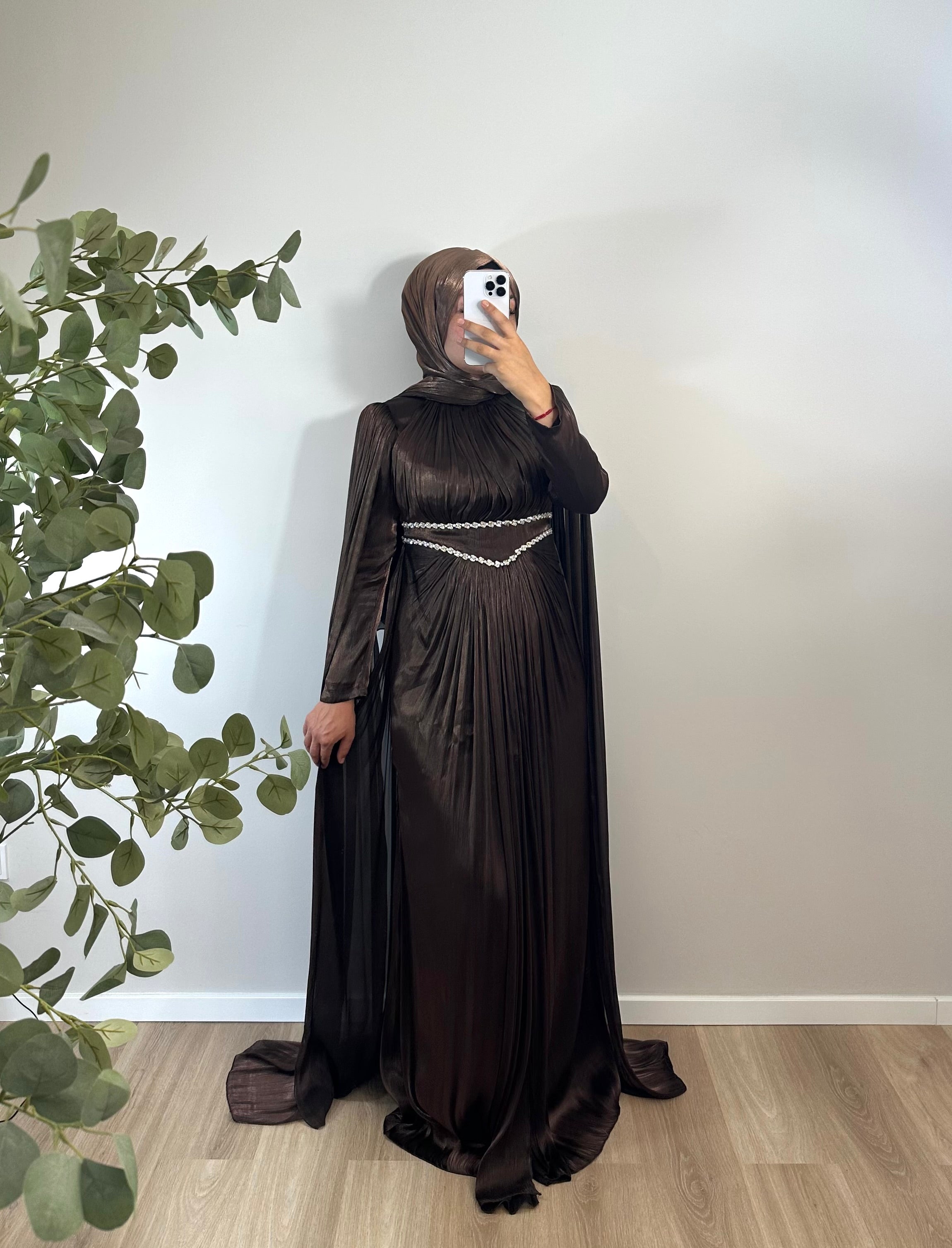 ELEGANTES JANJANKLEID MIT STRASSDETAILS & SCHLEPPE