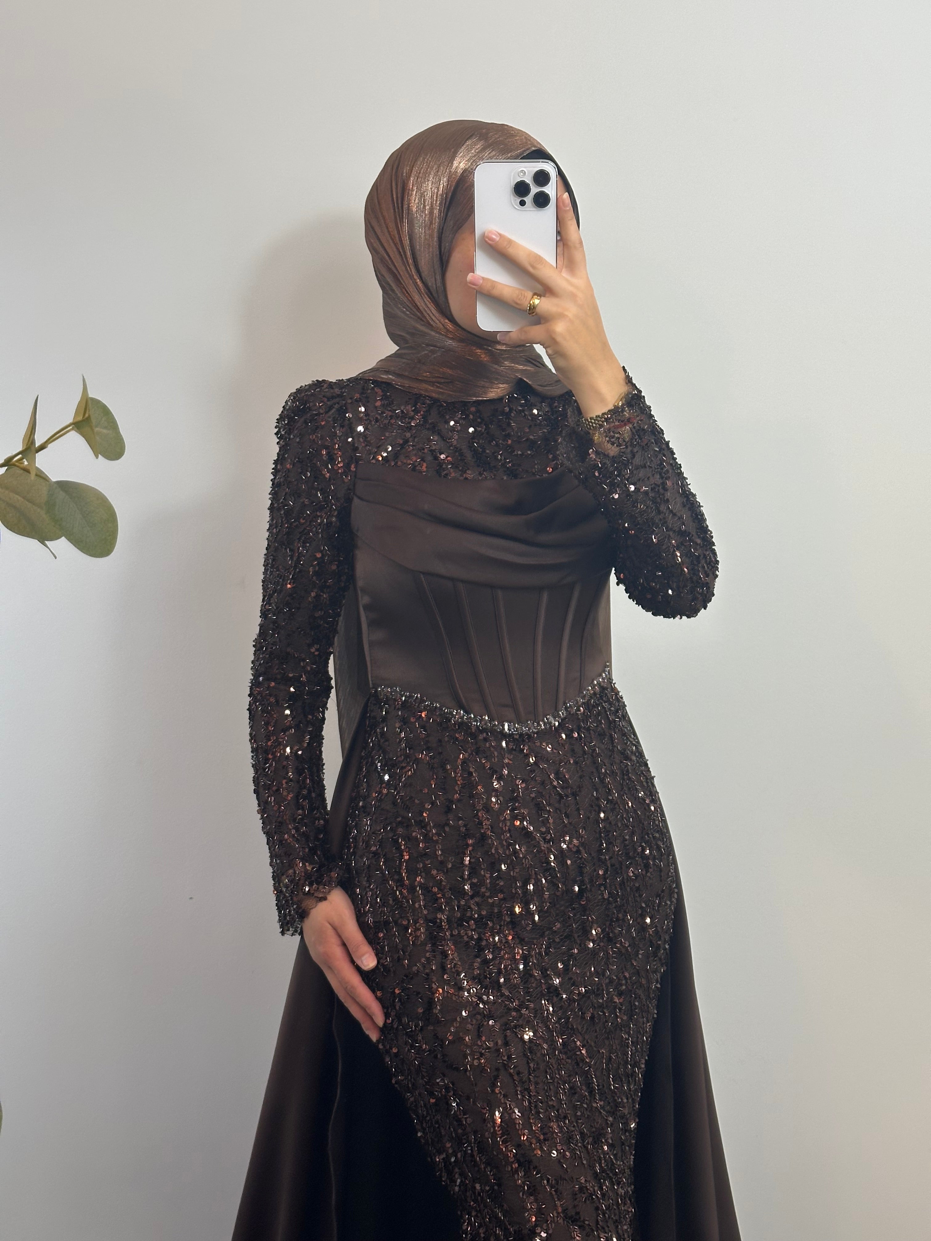 ELEGANTES ABENDKLEID MIT PAILLETTEN & SCHLEPPE
