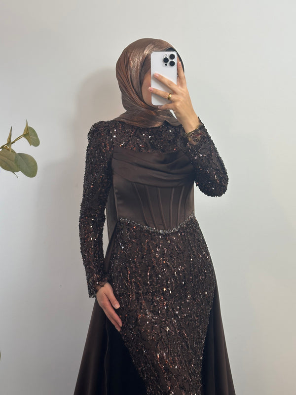 ELEGANTES ABENDKLEID MIT PAILLETTEN & SCHLEPPE