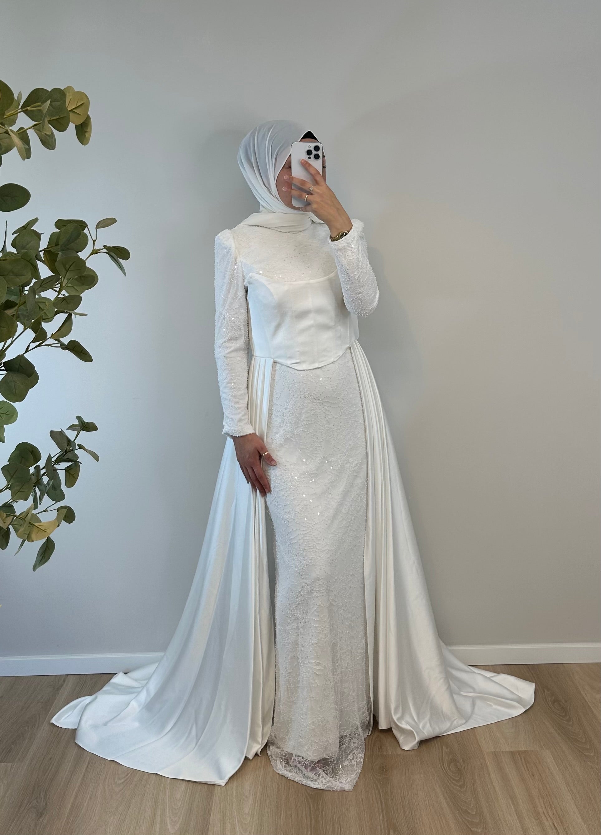 ELEGANTES ABENDKLEID MIT KORSAGE & SPITZE