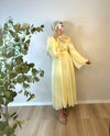 Pastellgelbes Maxikleid mit Volantärmeln