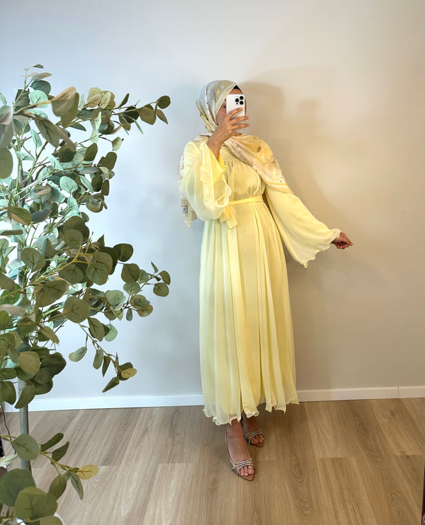 Pastellgelbes Maxikleid mit Volantärmeln