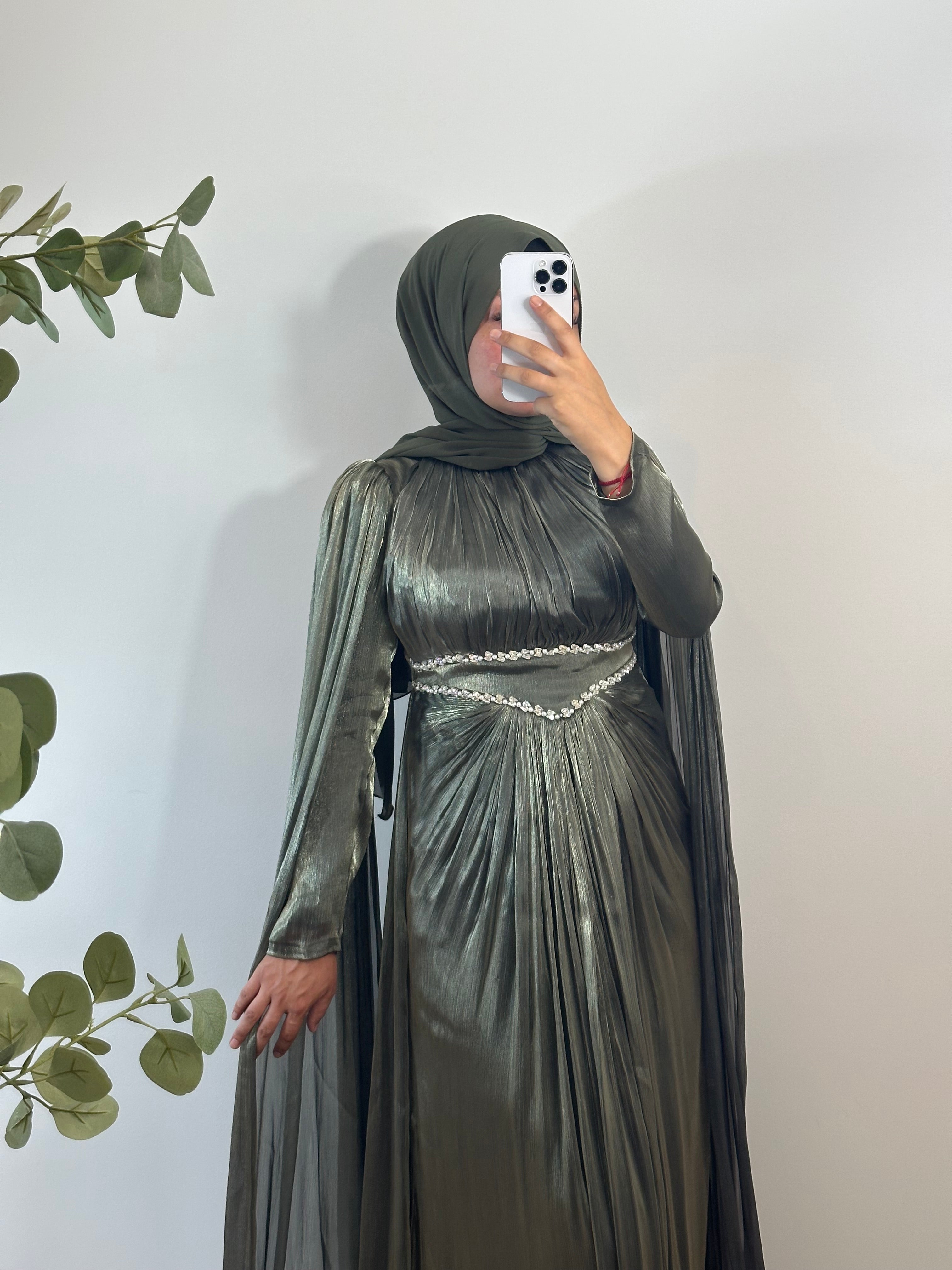 ELEGANTES JANJANKLEID MIT STRASSDETAILS & SCHLEPPE