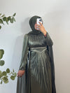 ELEGANTES JANJANKLEID MIT STRASSDETAILS & SCHLEPPE