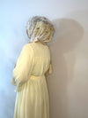 Pastellgelbes Maxikleid mit Volantärmeln