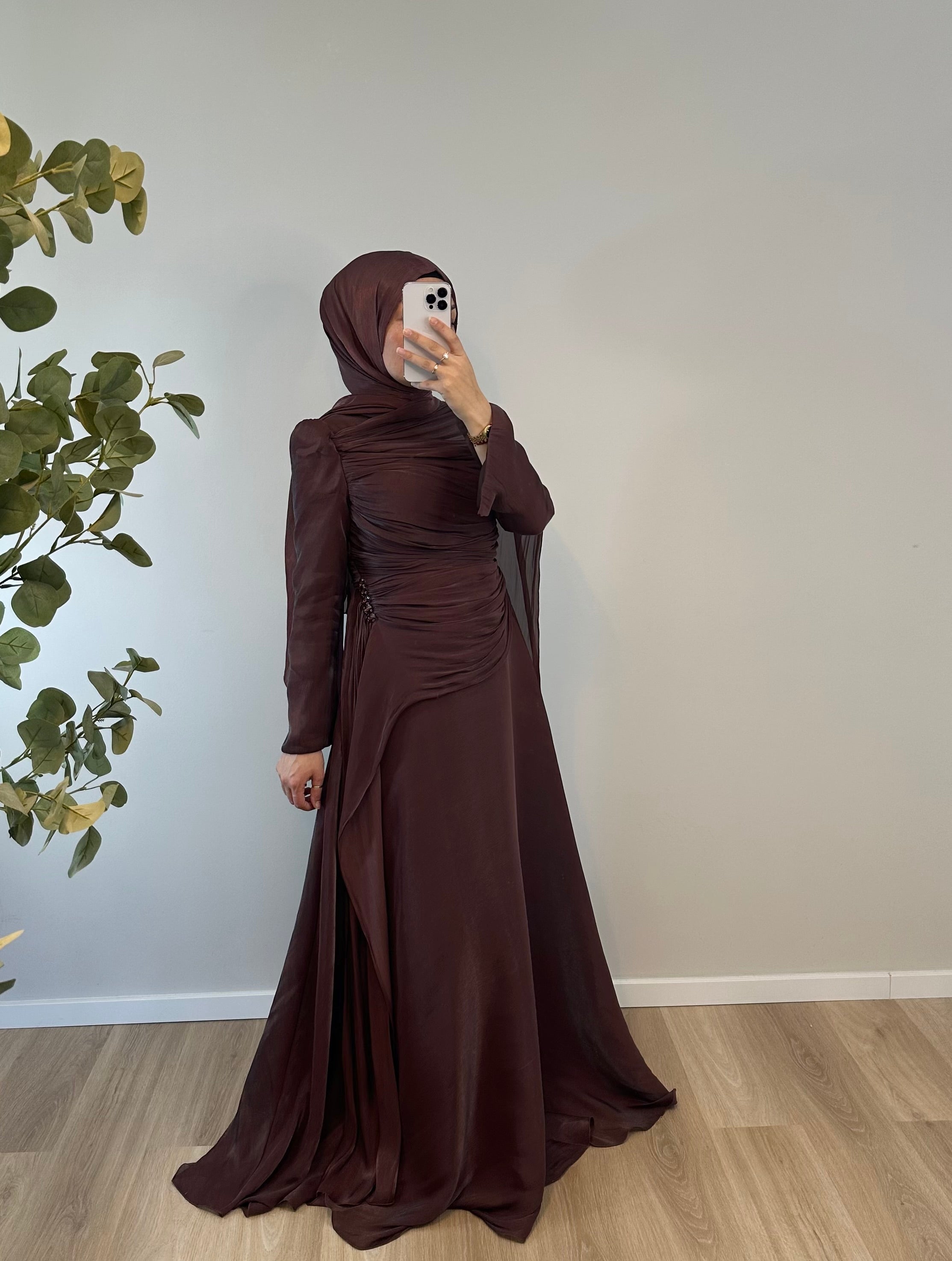 ELEGANTES SATINKLEID MIT DRAPIERUNG & SCHLEPPENÄRMELN