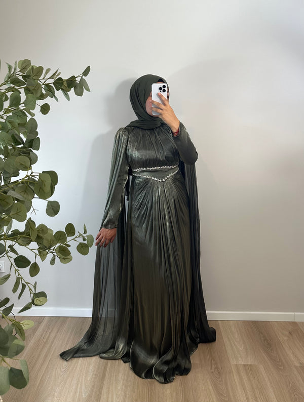 ELEGANTES JANJANKLEID MIT STRASSDETAILS & SCHLEPPE