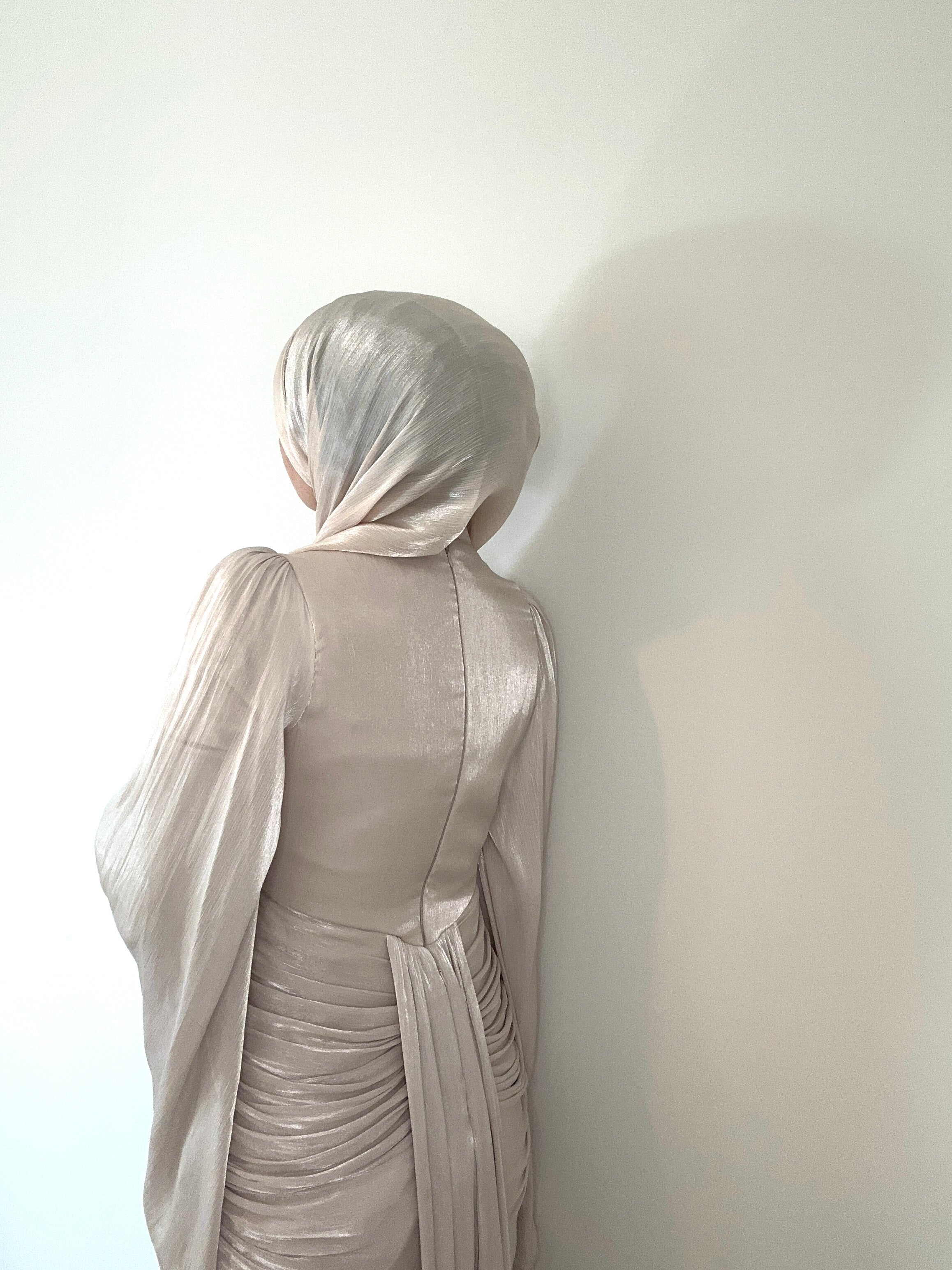 Beige Kleid mit Drapierung