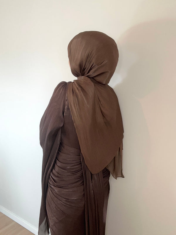 Braunes Kleid mit Drapierung