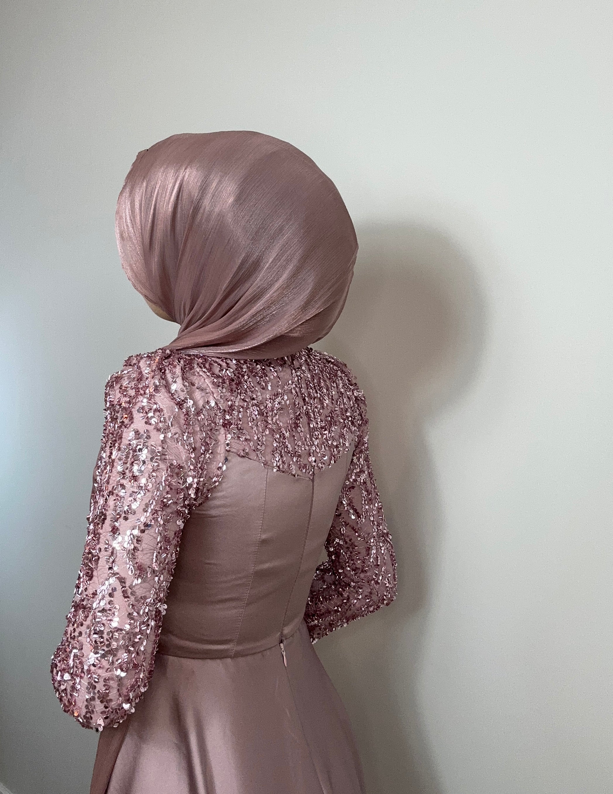 ELEGANTES ABENDKLEID MIT PAILLETTEN & SCHLEPPE