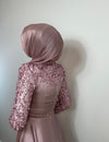 ELEGANTES ABENDKLEID MIT PAILLETTEN & SCHLEPPE