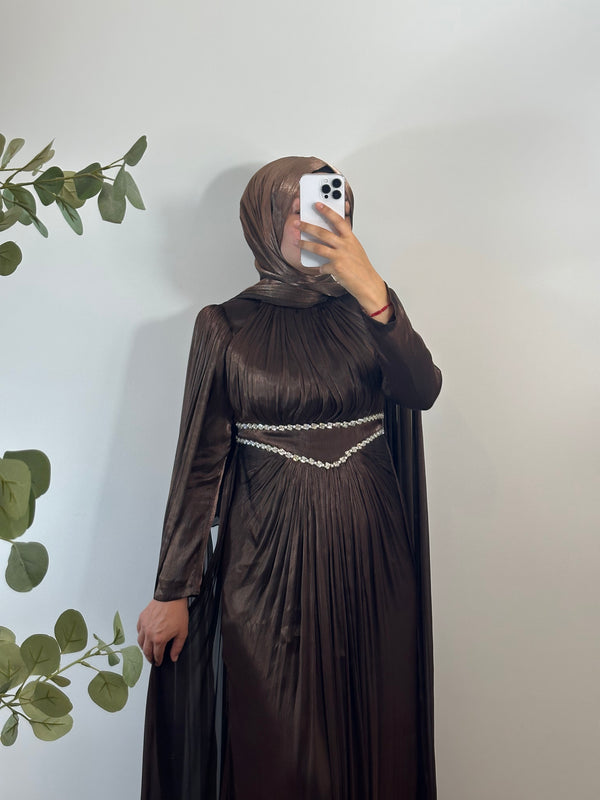 ELEGANTES JANJANKLEID MIT STRASSDETAILS & SCHLEPPE
