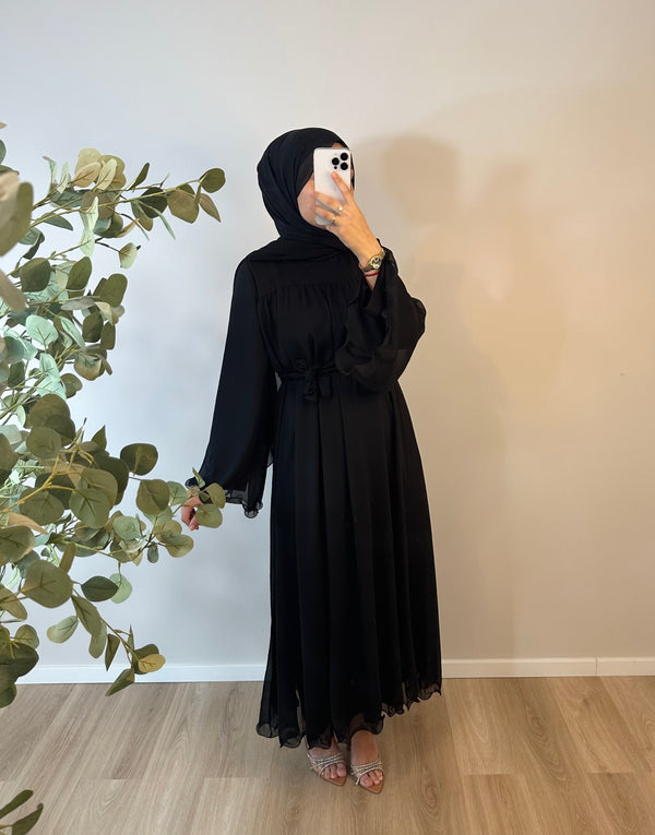 Schwarzes Maxikleid mit Volantärmeln