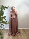 ELEGANTES JANJANKLEID MIT STRASSDETAILS & SCHLEPPE