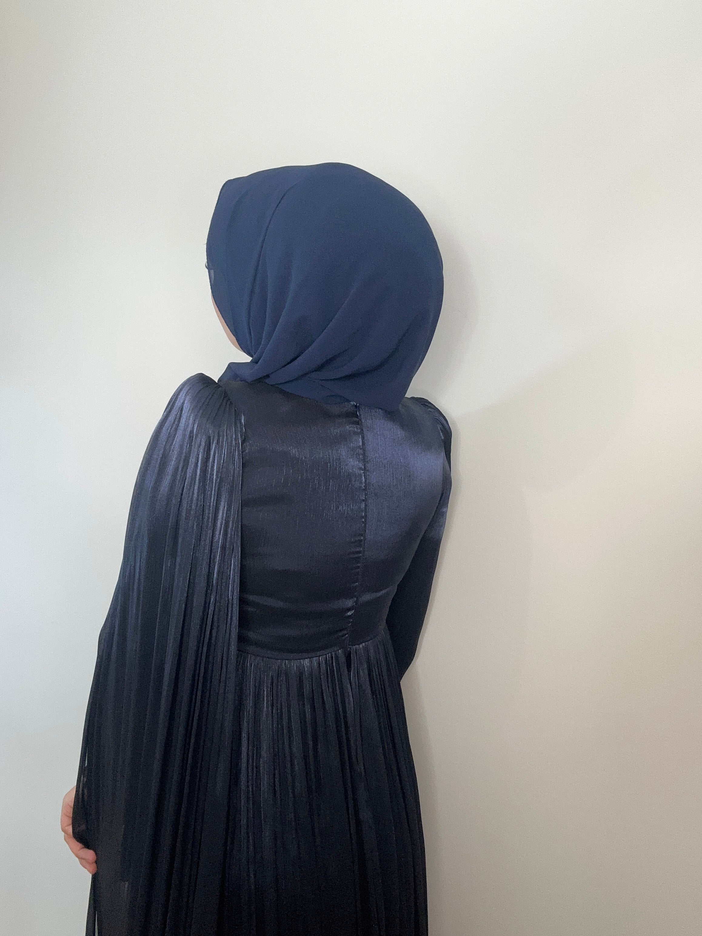 ELEGANTES JANJANKLEID MIT STRASSDETAILS & SCHLEPPE