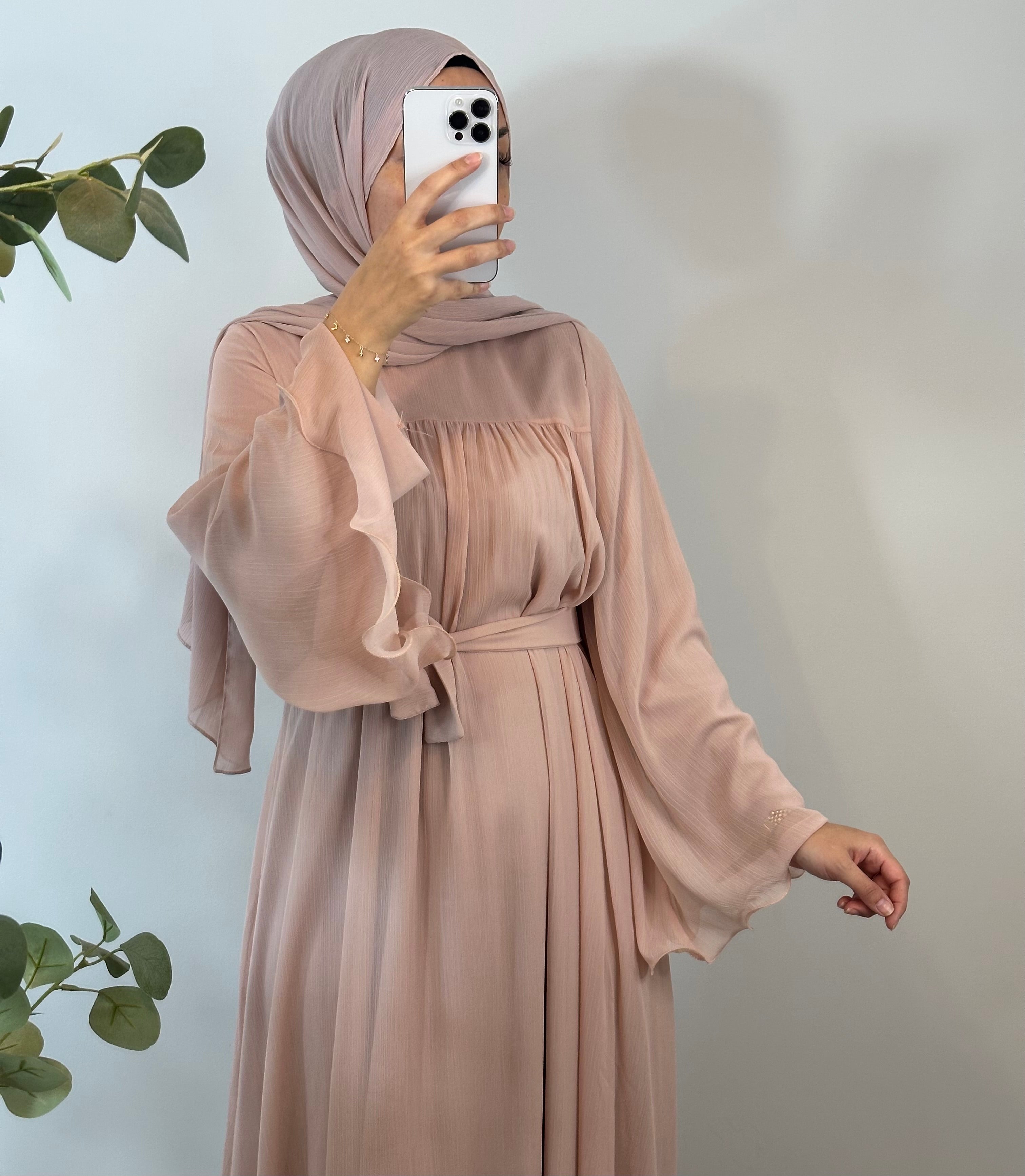 Puder Maxikleid mit Volantärmeln