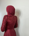 ELEGANTES ABENDKLEID MIT PAILLETTEN & SCHLEPPE