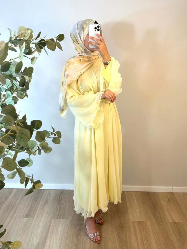 Pastellgelbes Maxikleid mit Volantärmeln