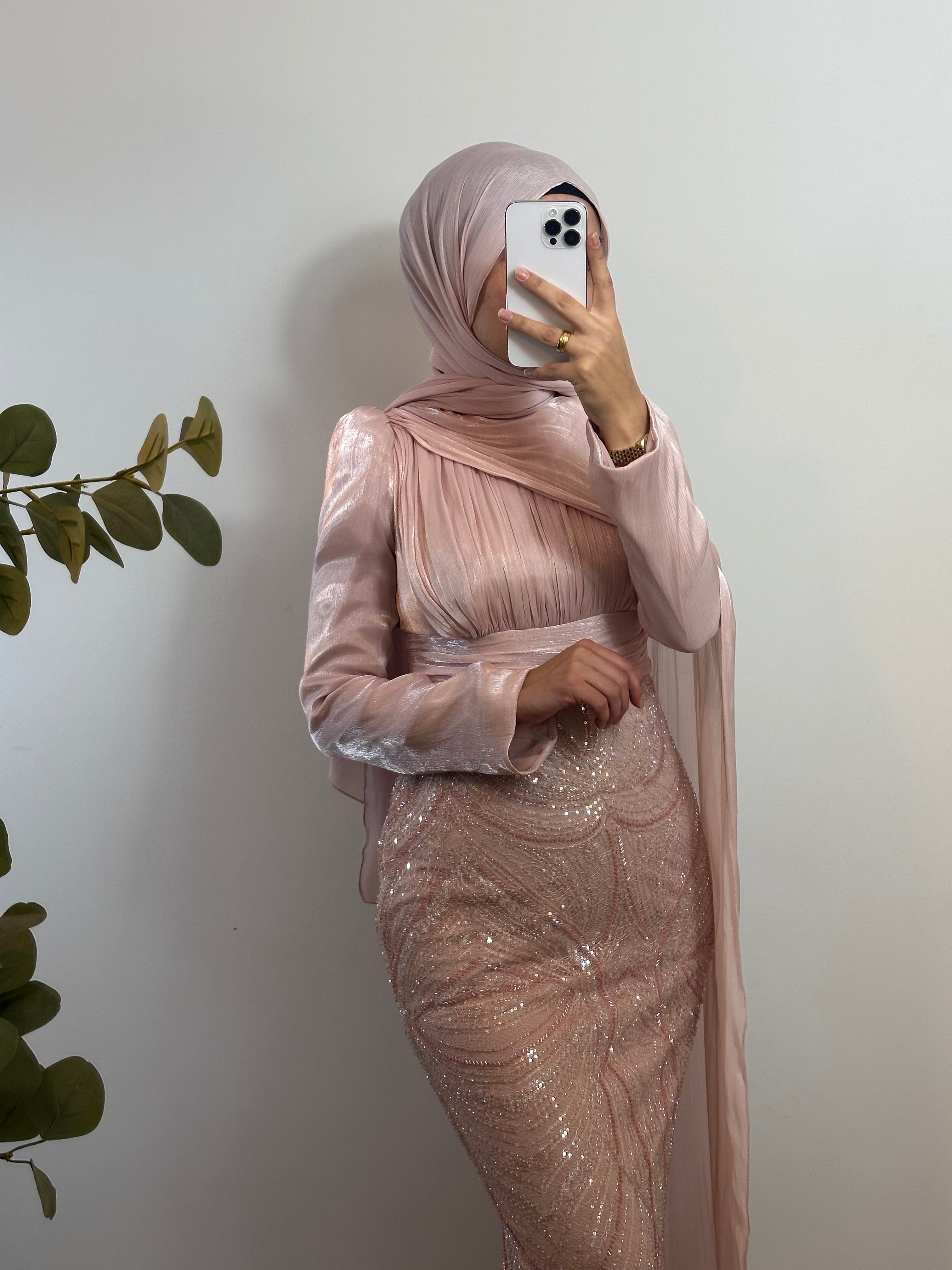 GLAMARÖSES ABENDKLEID MIT DRAPIERUNG & PAILLETTEN