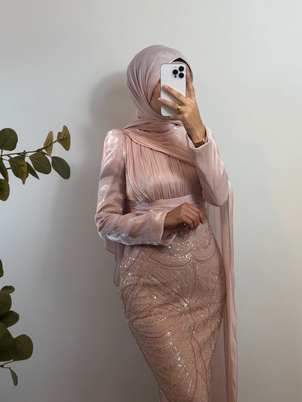 GLAMARÖSES ABENDKLEID MIT DRAPIERUNG & PAILLETTEN