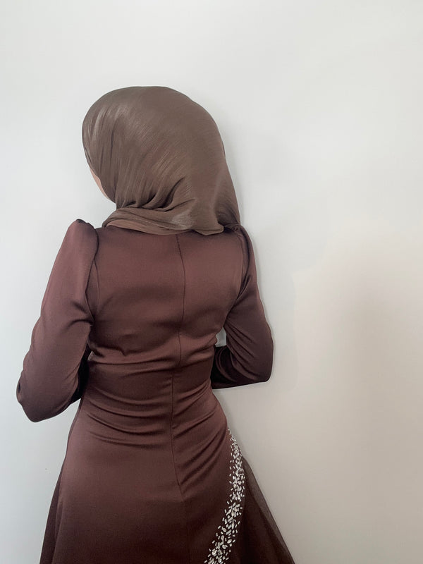 ELEGANTES SATIN-MAXIKLEID MIT TÜLLROCK