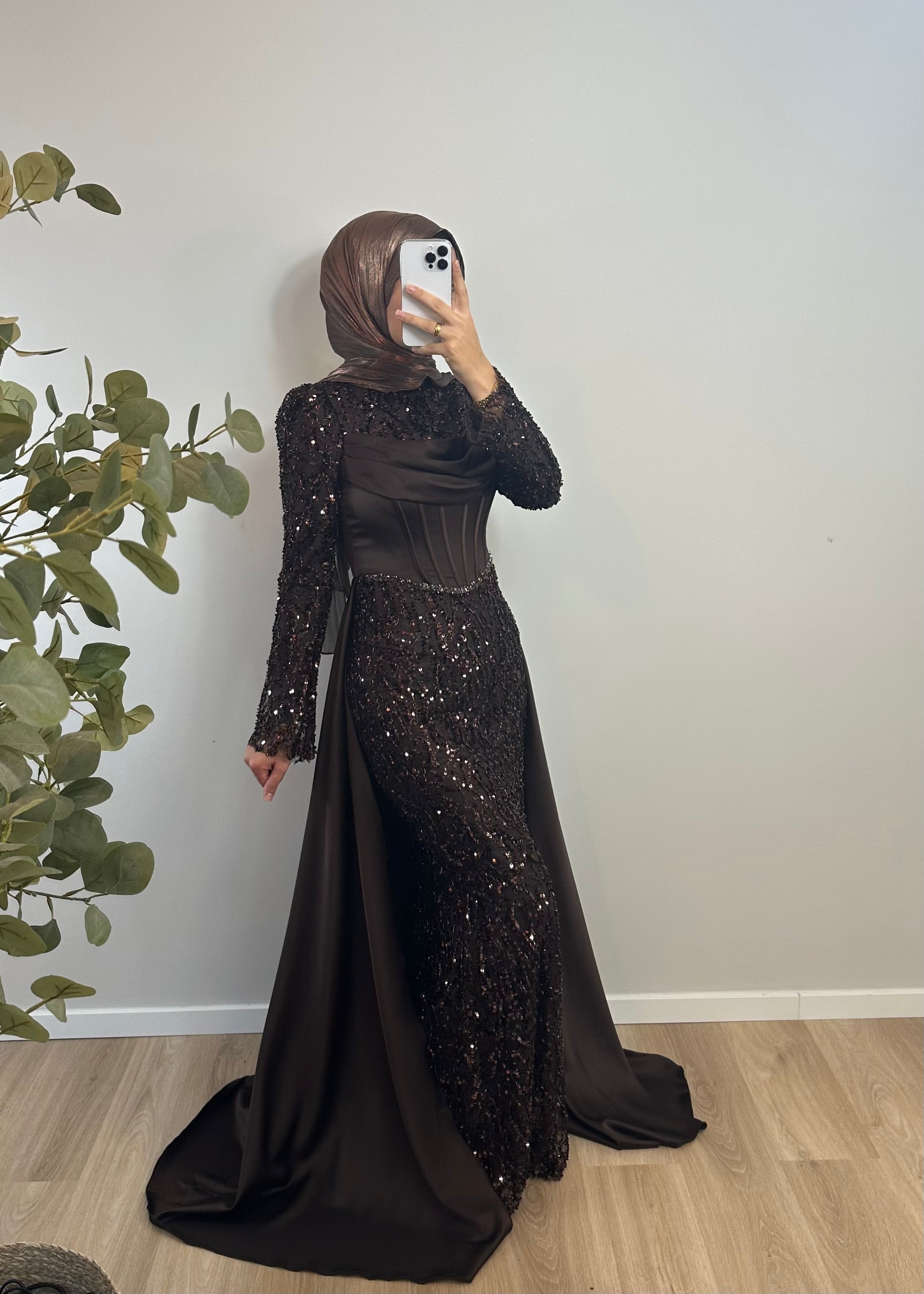 ELEGANTES ABENDKLEID MIT PAILLETTEN & SCHLEPPE