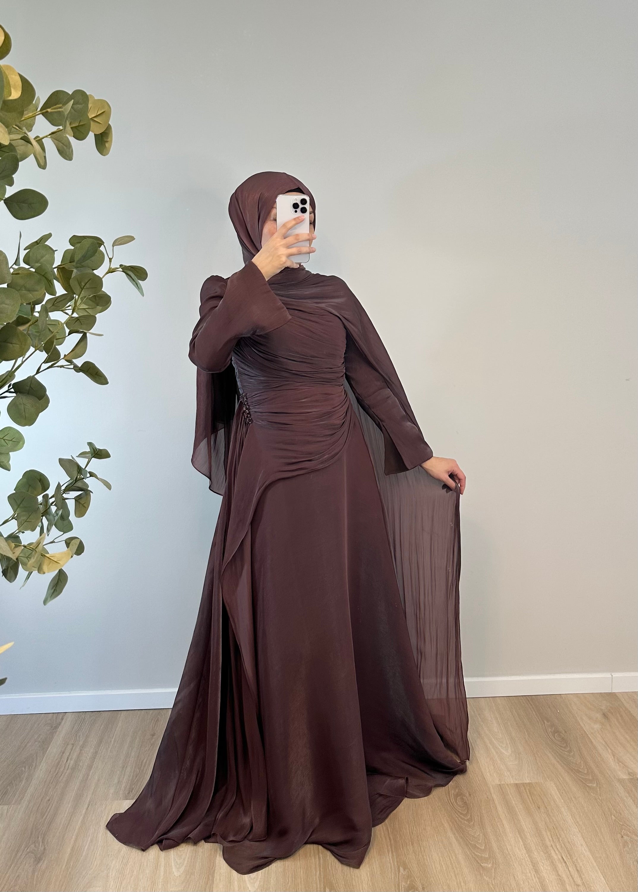 ELEGANTES SATINKLEID MIT DRAPIERUNG & SCHLEPPENÄRMELN