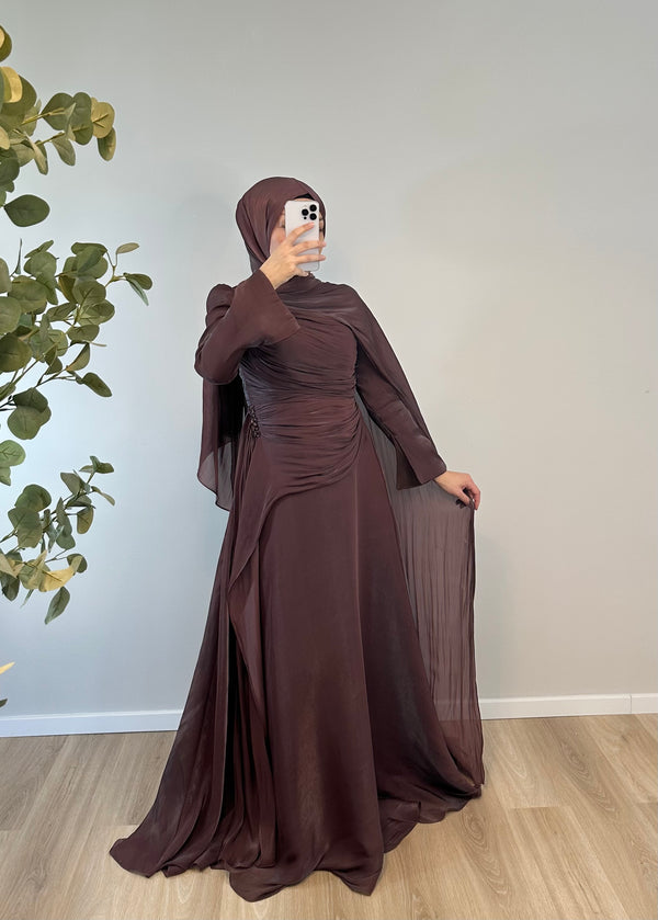 ELEGANTES SATINKLEID MIT DRAPIERUNG & SCHLEPPENÄRMELN