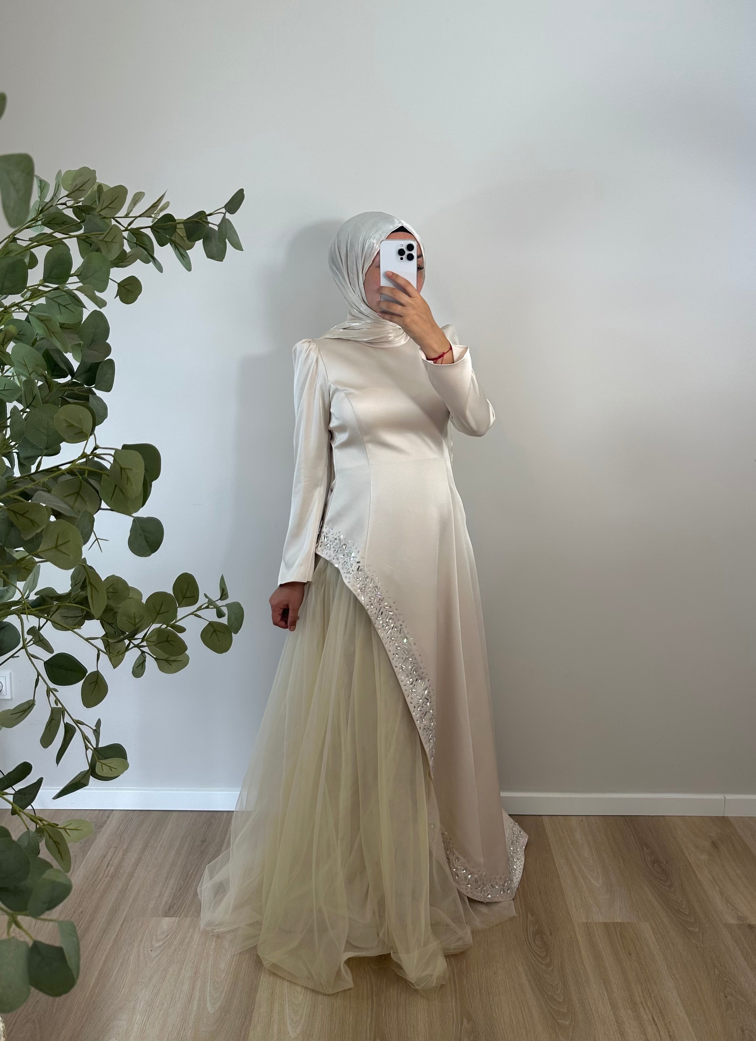 ELEGANTES SATIN-MAXIKLEID MIT TÜLLROCK
