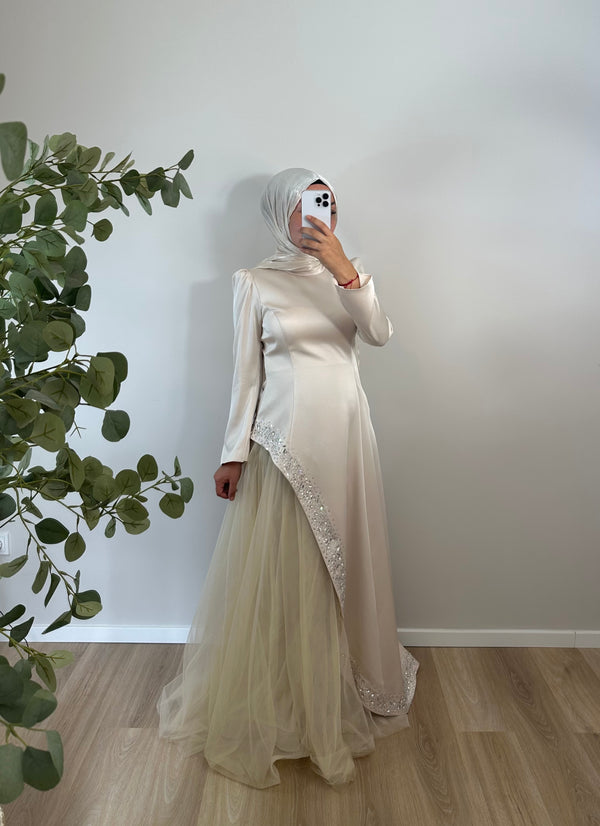 ELEGANTES SATIN-MAXIKLEID MIT TÜLLROCK