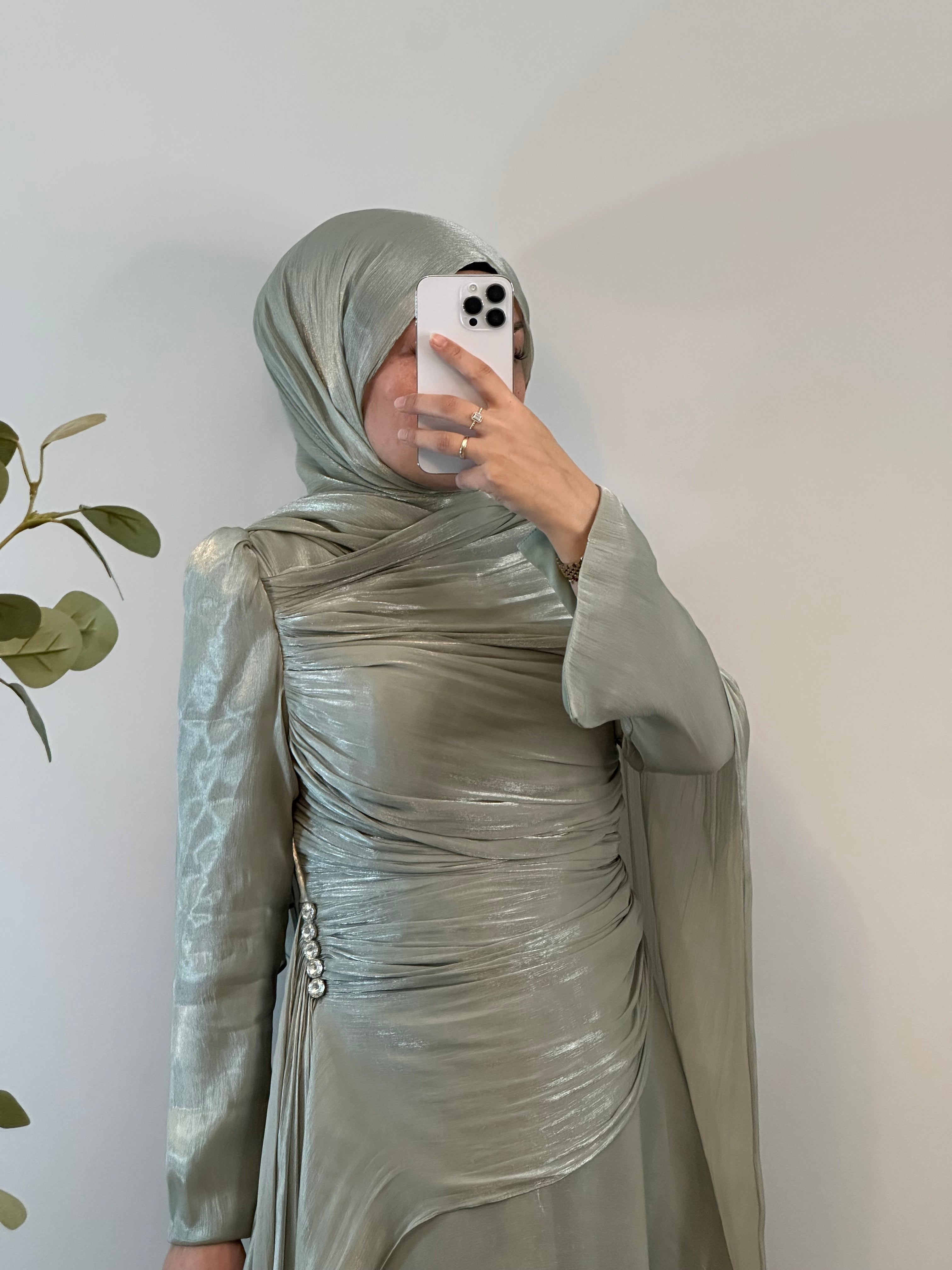 ELEGANTES SATINKLEID MIT DRAPIERUNG & SCHLEPPENÄRMELN