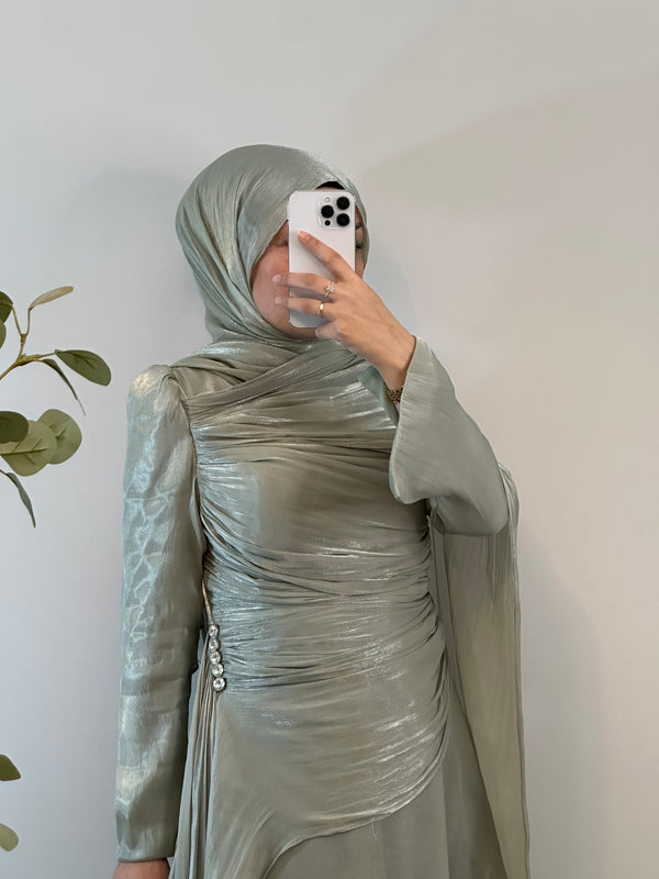 ELEGANTES SATINKLEID MIT DRAPIERUNG & SCHLEPPENÄRMELN