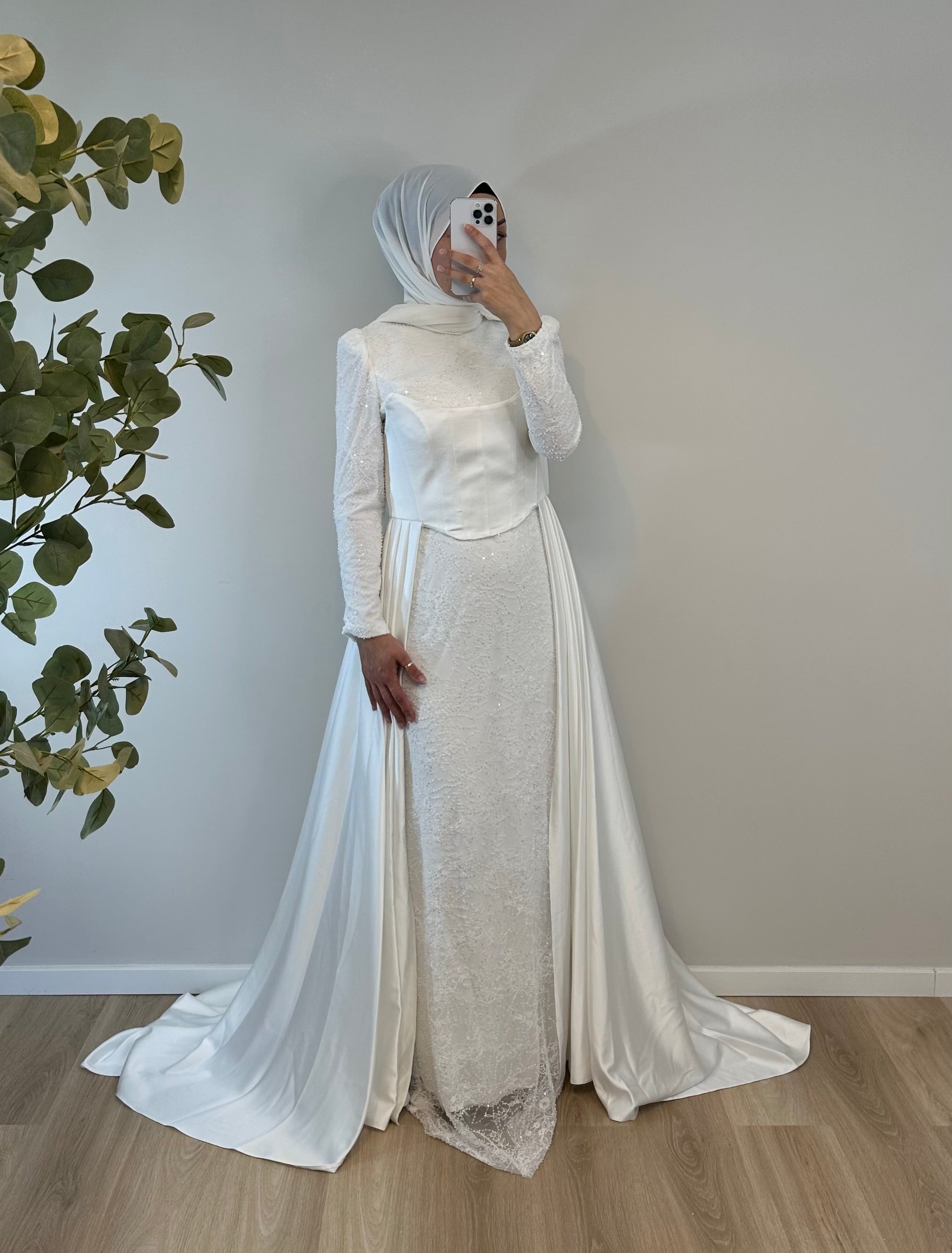 ELEGANTES ABENDKLEID MIT KORSAGE & SPITZE