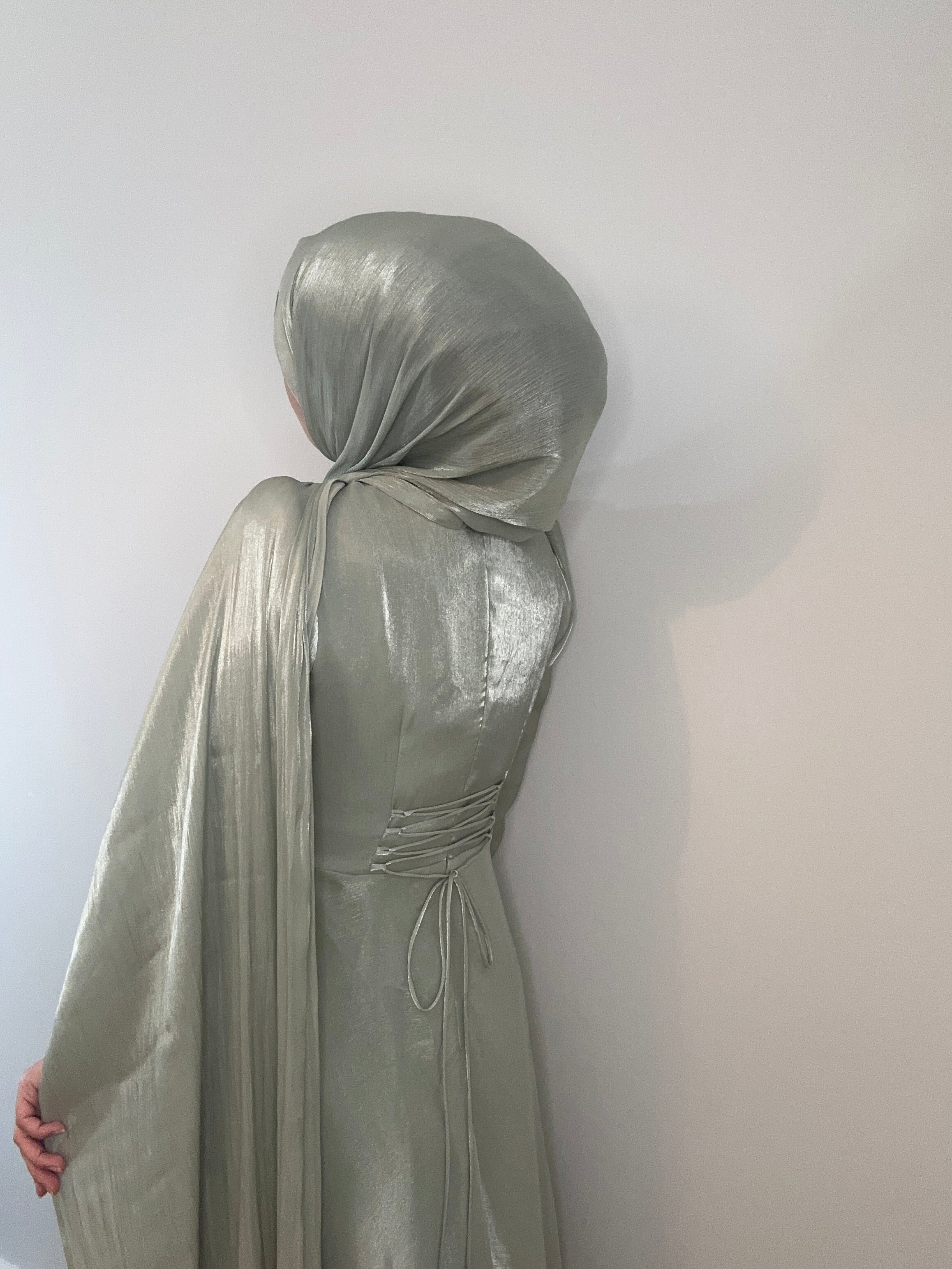 ELEGANTES SATINKLEID MIT DRAPIERUNG & SCHLEPPENÄRMELN