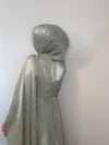 ELEGANTES SATINKLEID MIT DRAPIERUNG & SCHLEPPENÄRMELN