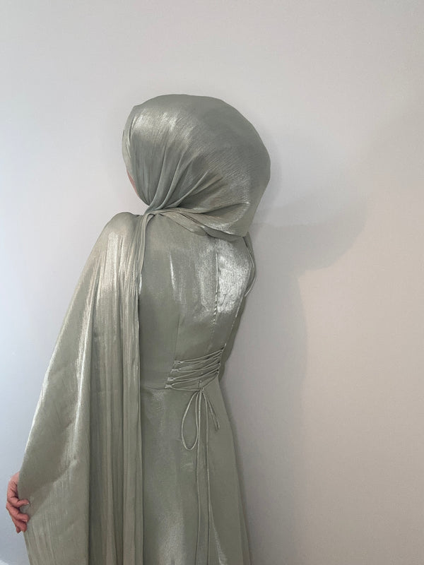 ELEGANTES SATINKLEID MIT DRAPIERUNG & SCHLEPPENÄRMELN