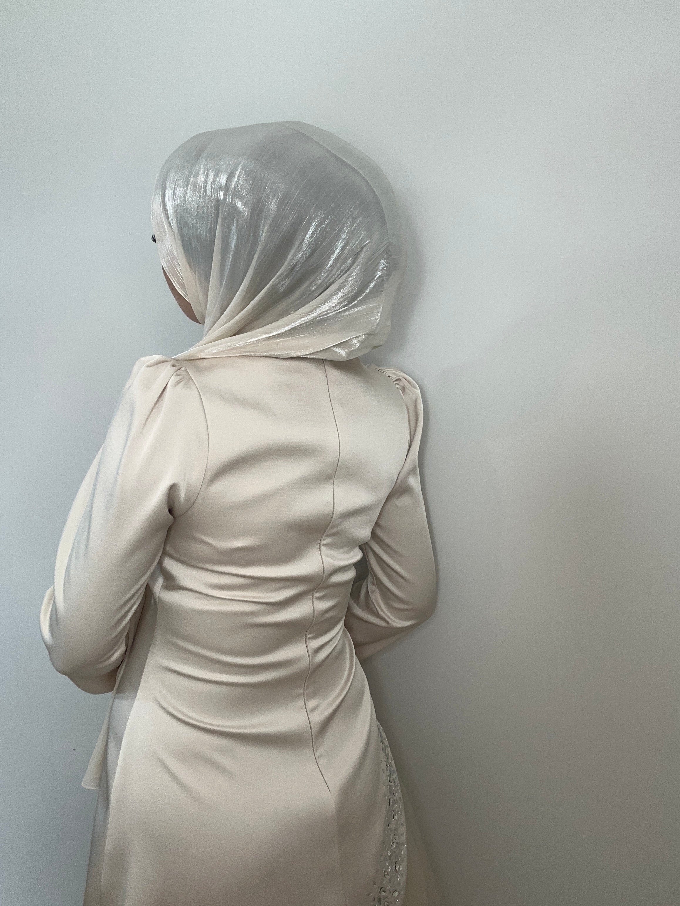 ELEGANTES SATIN-MAXIKLEID MIT TÜLLROCK