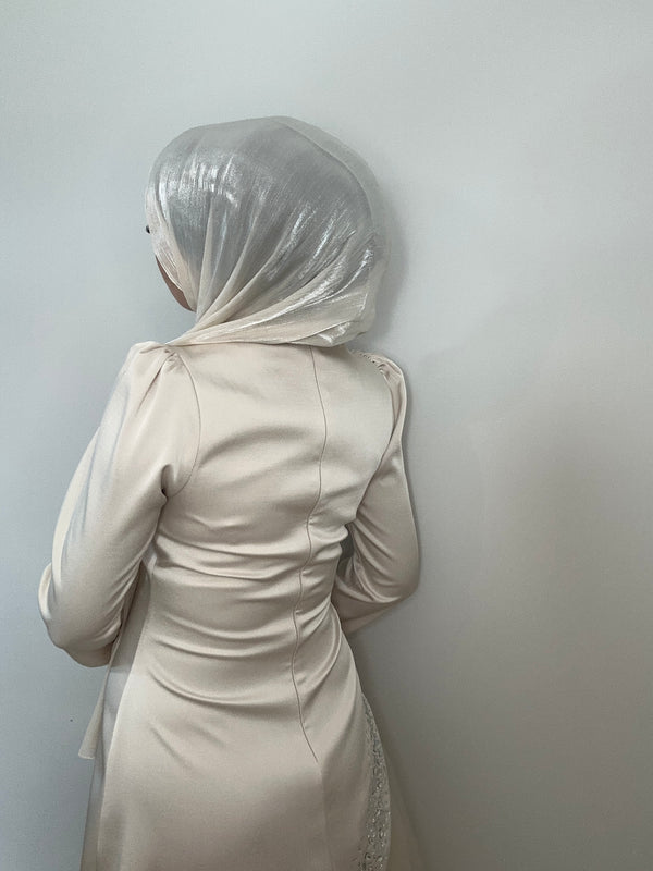 ELEGANTES SATIN-MAXIKLEID MIT TÜLLROCK