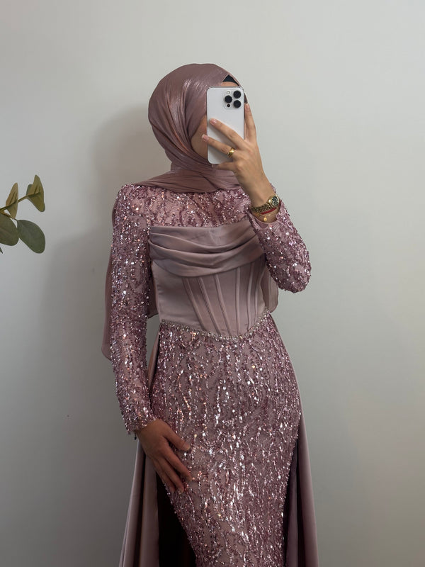 ELEGANTES ABENDKLEID MIT PAILLETTEN & SCHLEPPE