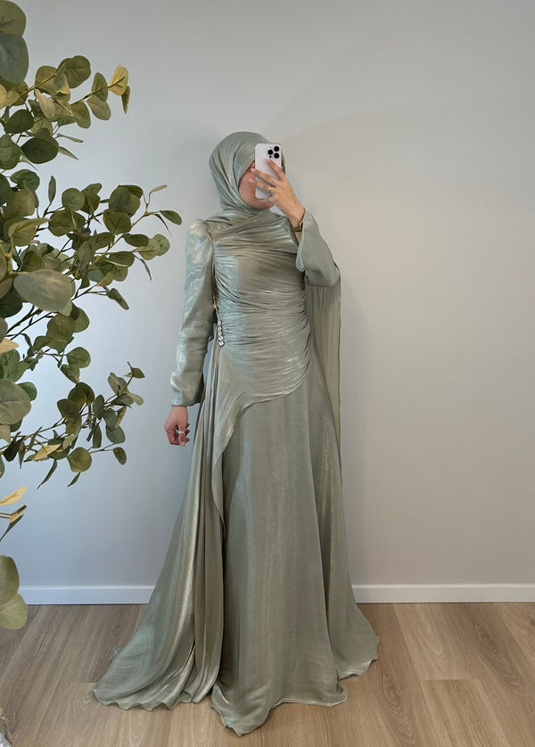 ELEGANTES SATINKLEID MIT DRAPIERUNG & SCHLEPPENÄRMELN