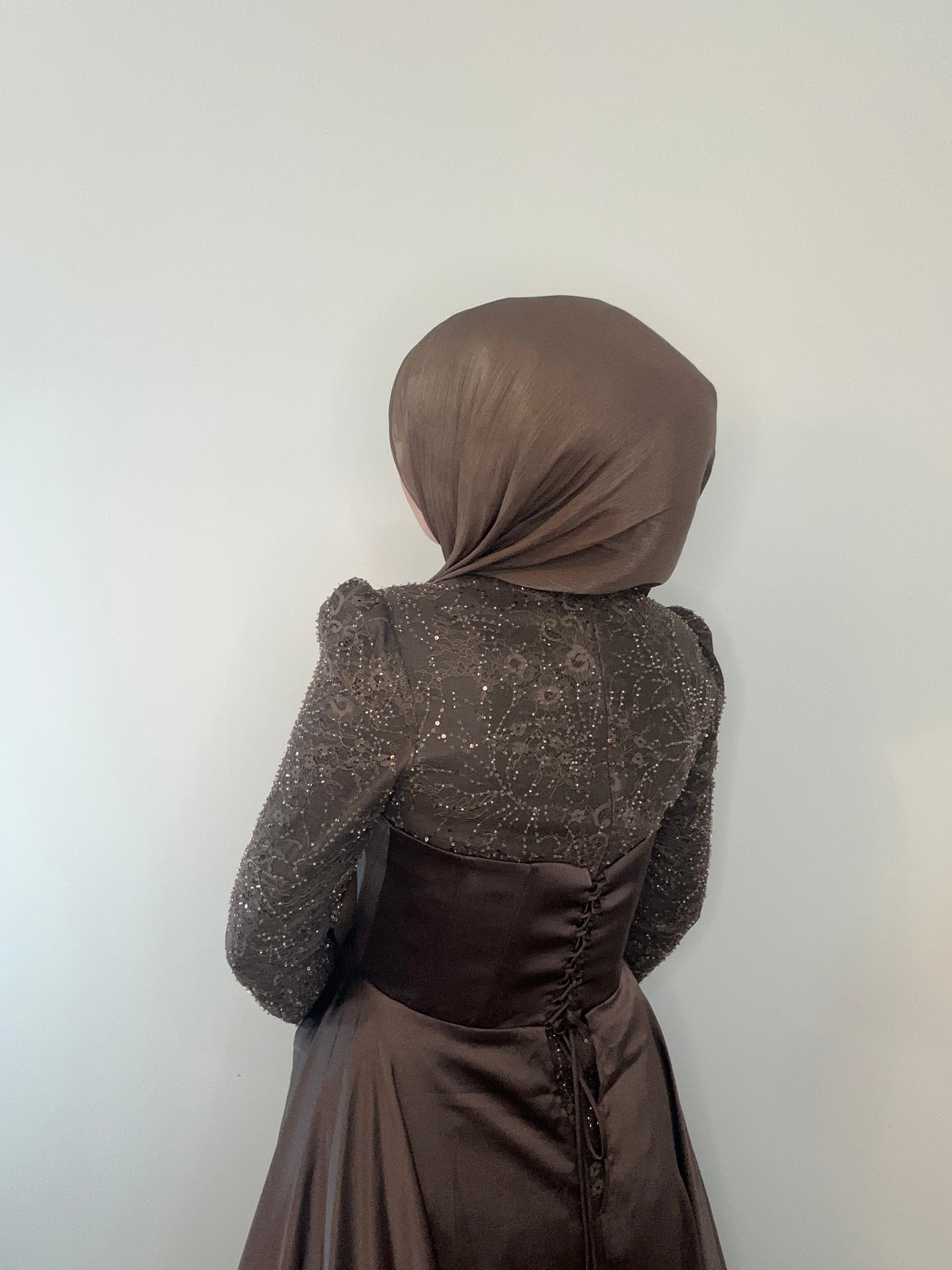 ELEGANTES ABENDKLEID MIT KORSAGE & SPITZE
