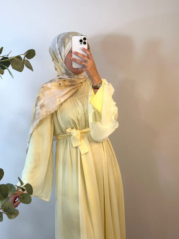 Pastellgelbes Maxikleid mit Volantärmeln