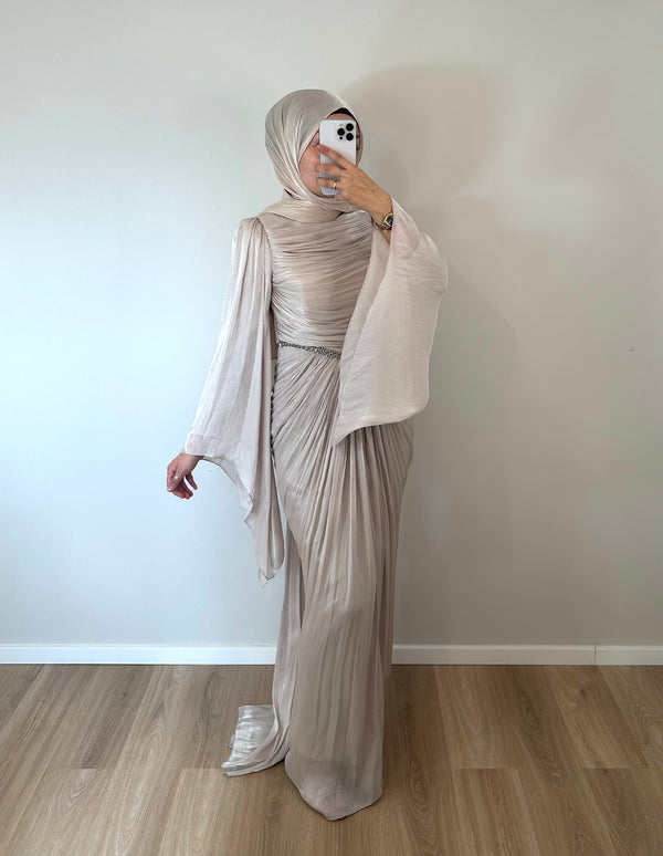 Beige Kleid mit Drapierung