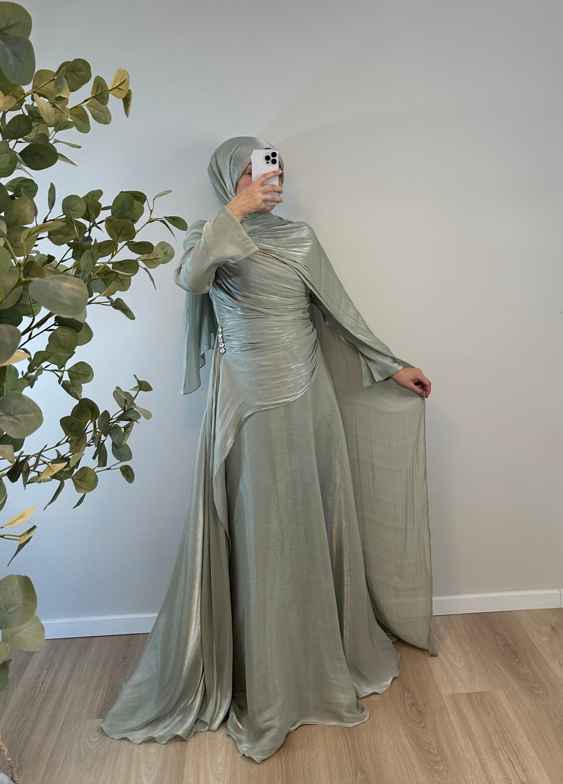 ELEGANTES SATINKLEID MIT DRAPIERUNG & SCHLEPPENÄRMELN