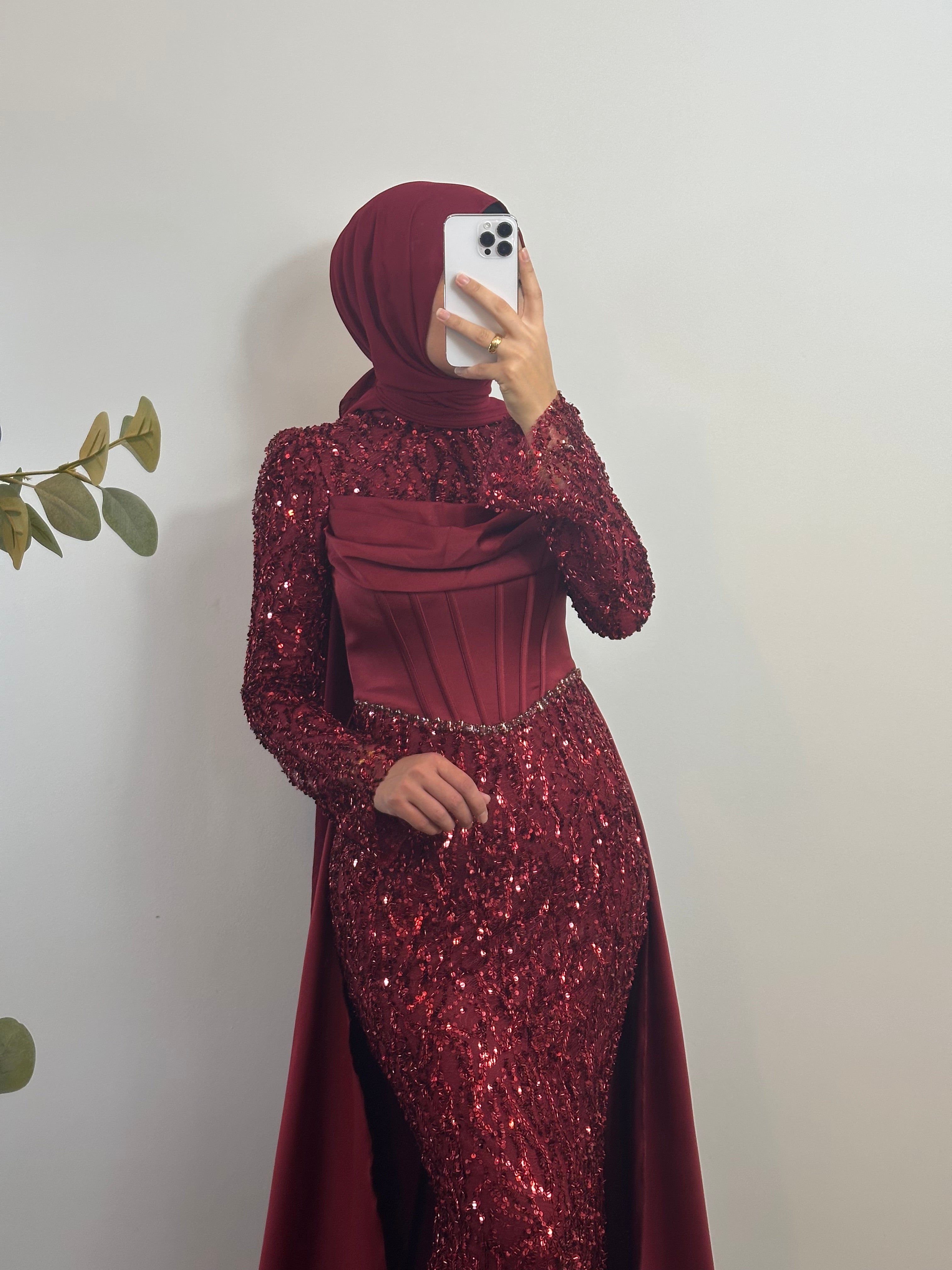 ELEGANTES ABENDKLEID MIT PAILLETTEN & SCHLEPPE