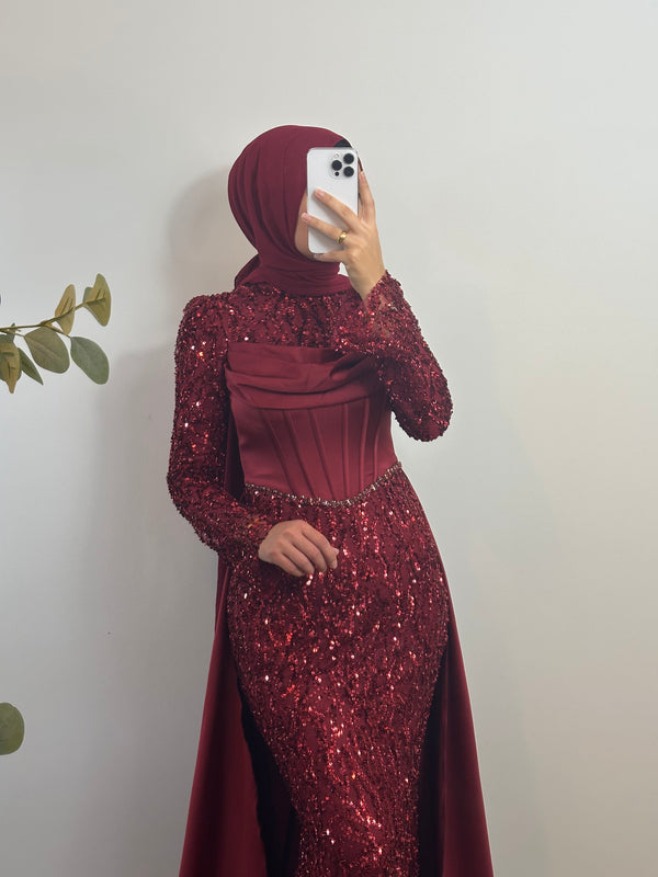 ELEGANTES ABENDKLEID MIT PAILLETTEN & SCHLEPPE