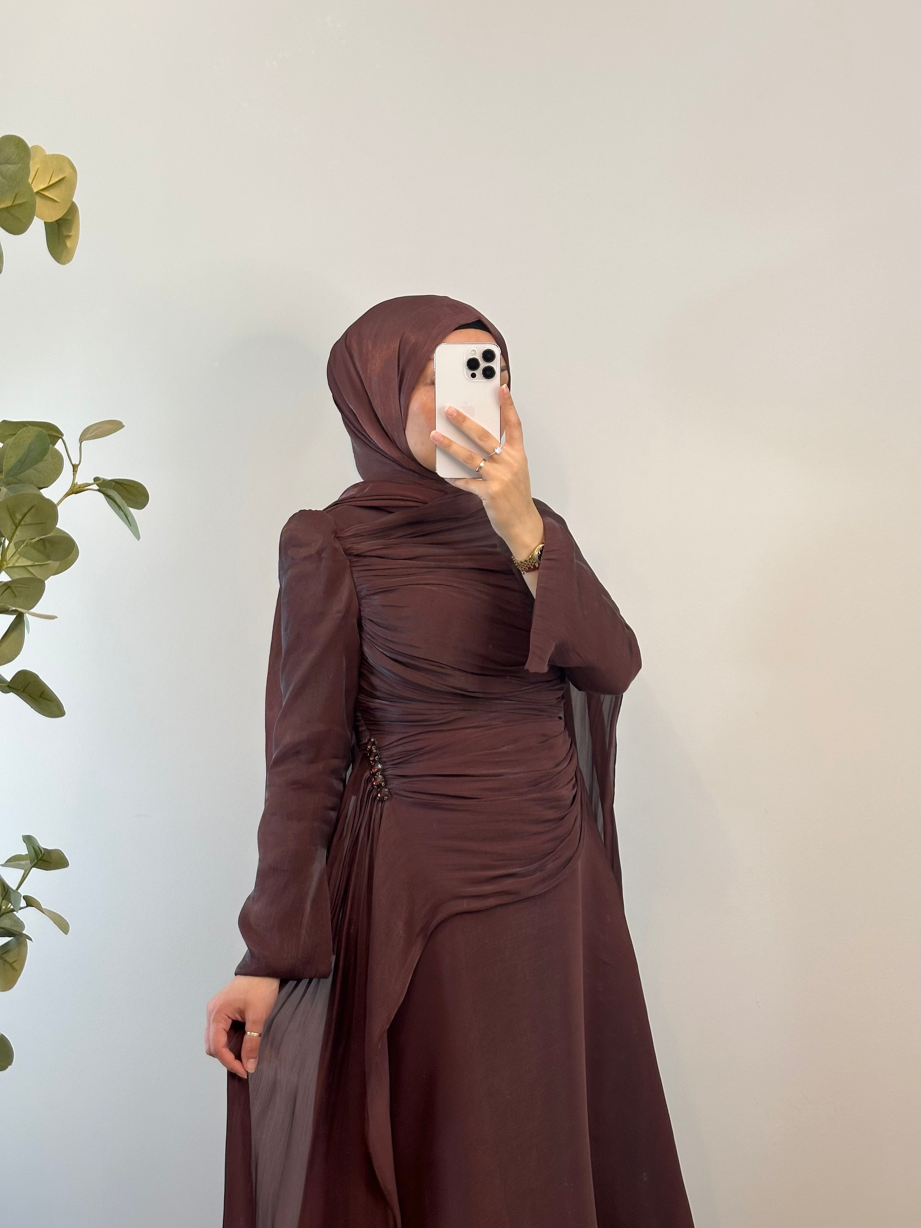 ELEGANTES SATINKLEID MIT DRAPIERUNG & SCHLEPPENÄRMELN