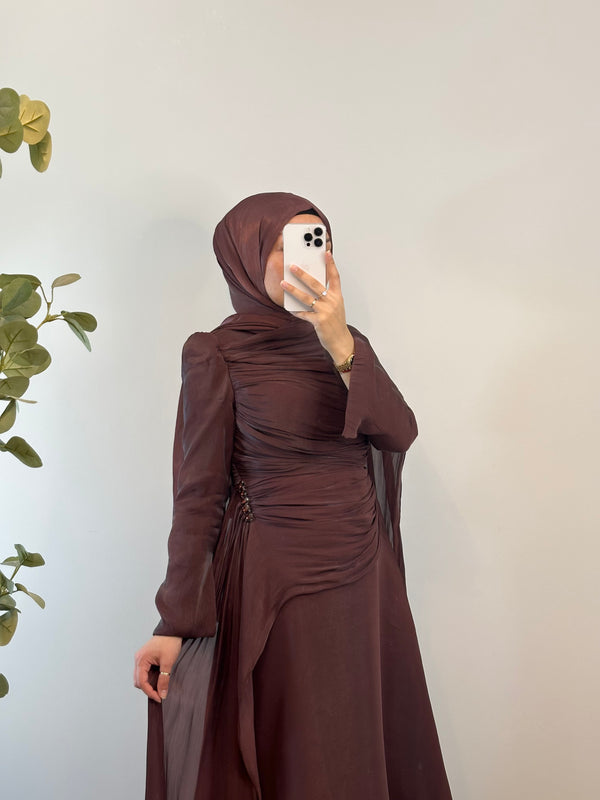 ELEGANTES SATINKLEID MIT DRAPIERUNG & SCHLEPPENÄRMELN