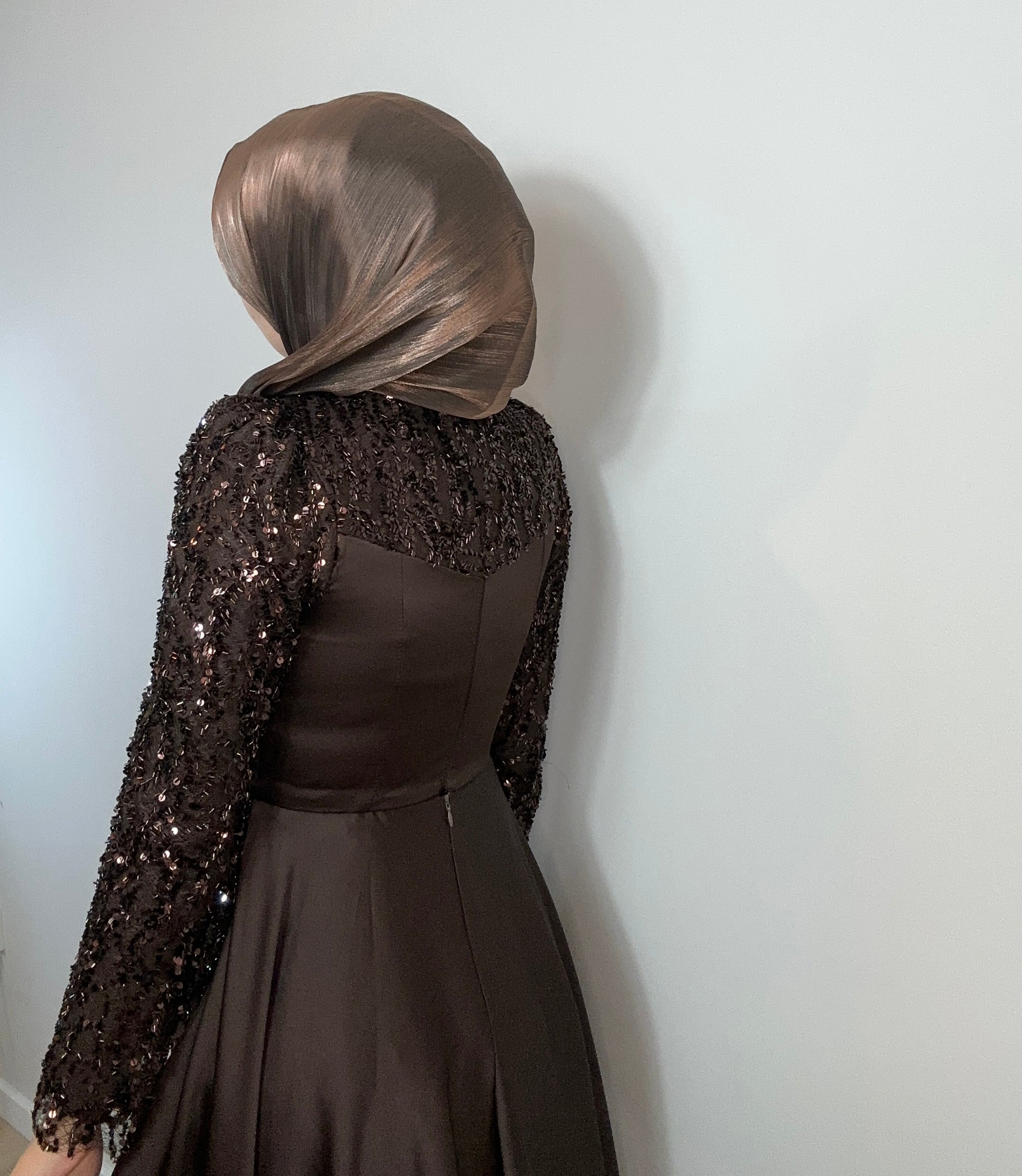 ELEGANTES ABENDKLEID MIT PAILLETTEN & SCHLEPPE